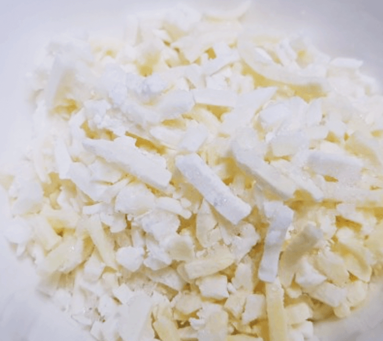 바닥에-뿌려진-모짜렐라-치즈