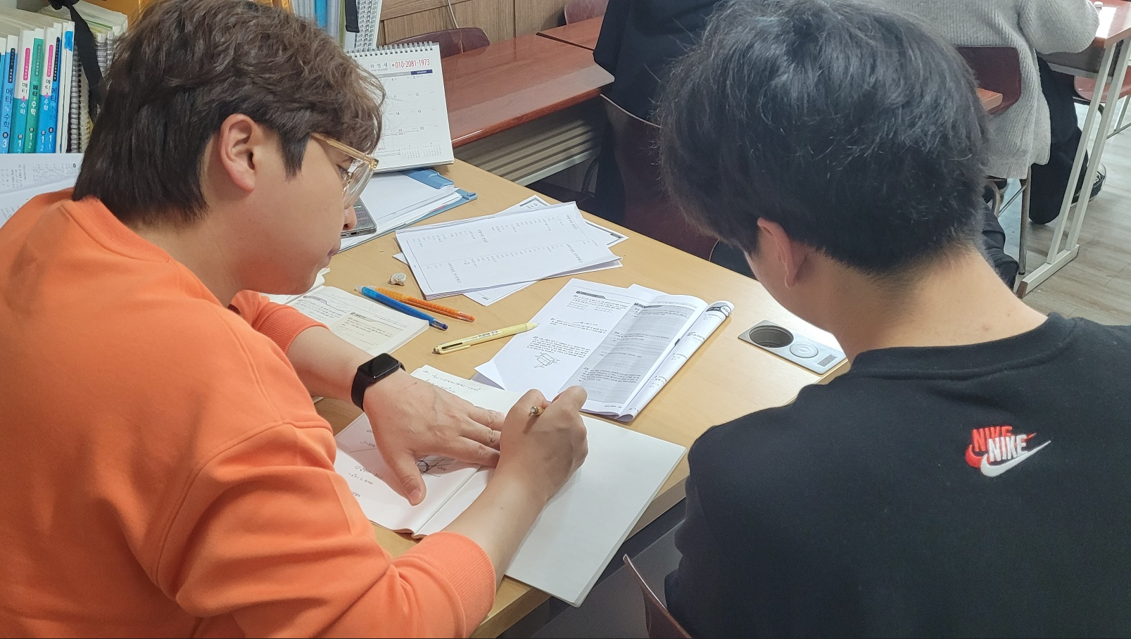 고1 수학이 흔들릴 때 수학공부하는 사진