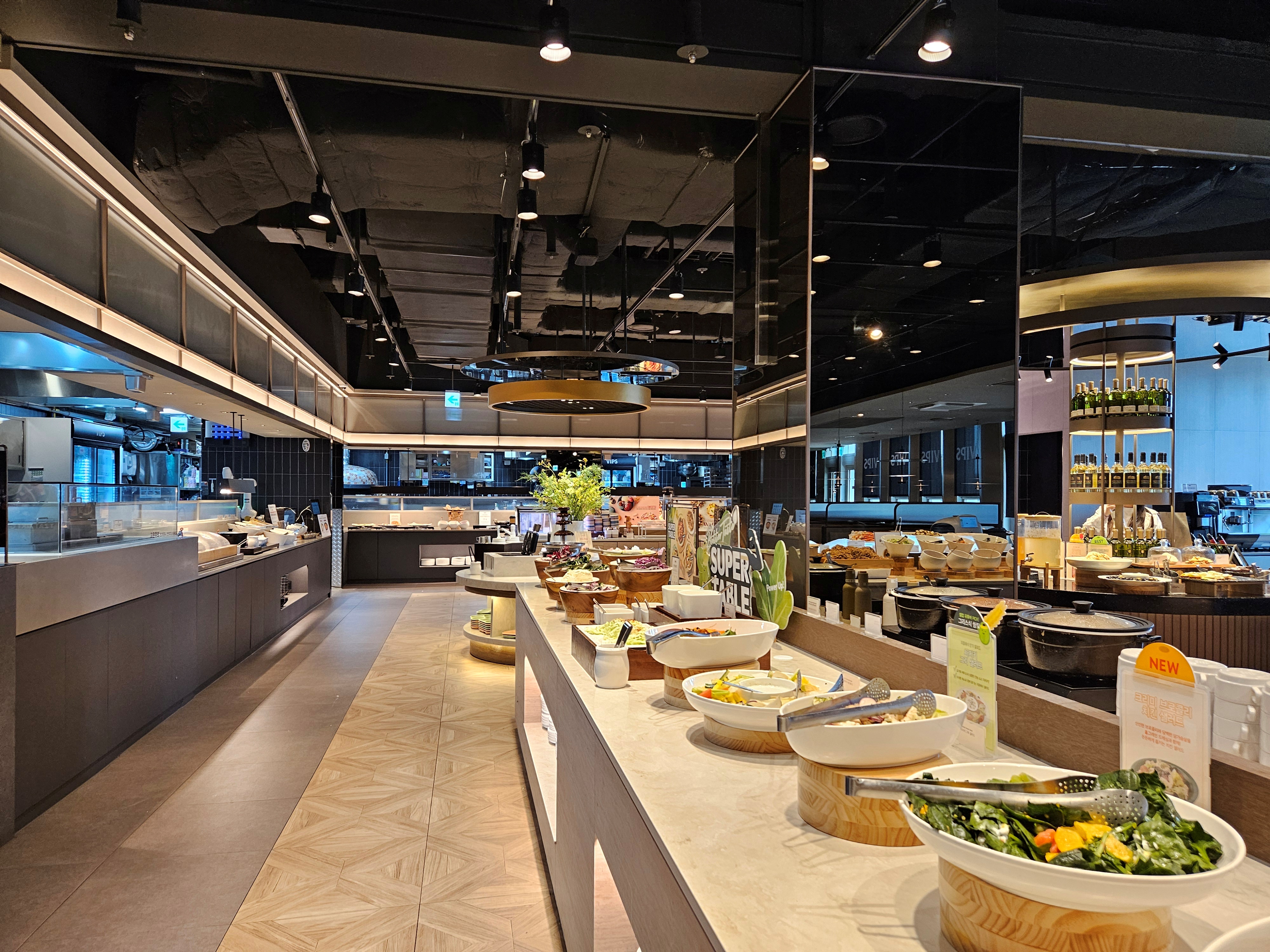빕스-내부-모습-샐러드바-깔끔한-인테리어