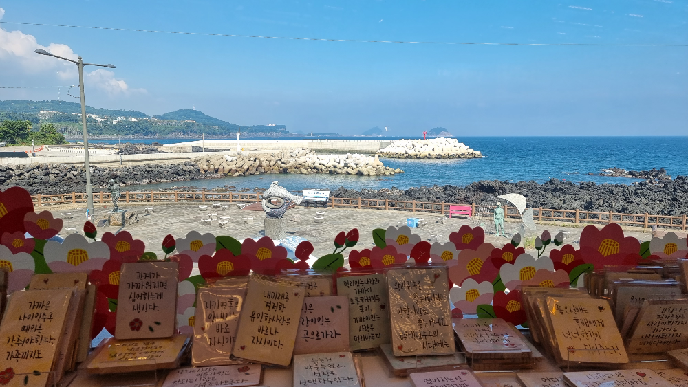 소품샵 제스토리 창문 밖 법환포구 모습