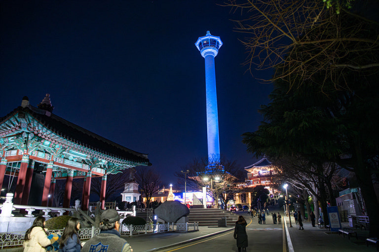 부산 용두산 공원의 야경, 부산타워의 조명이 돋보인다.