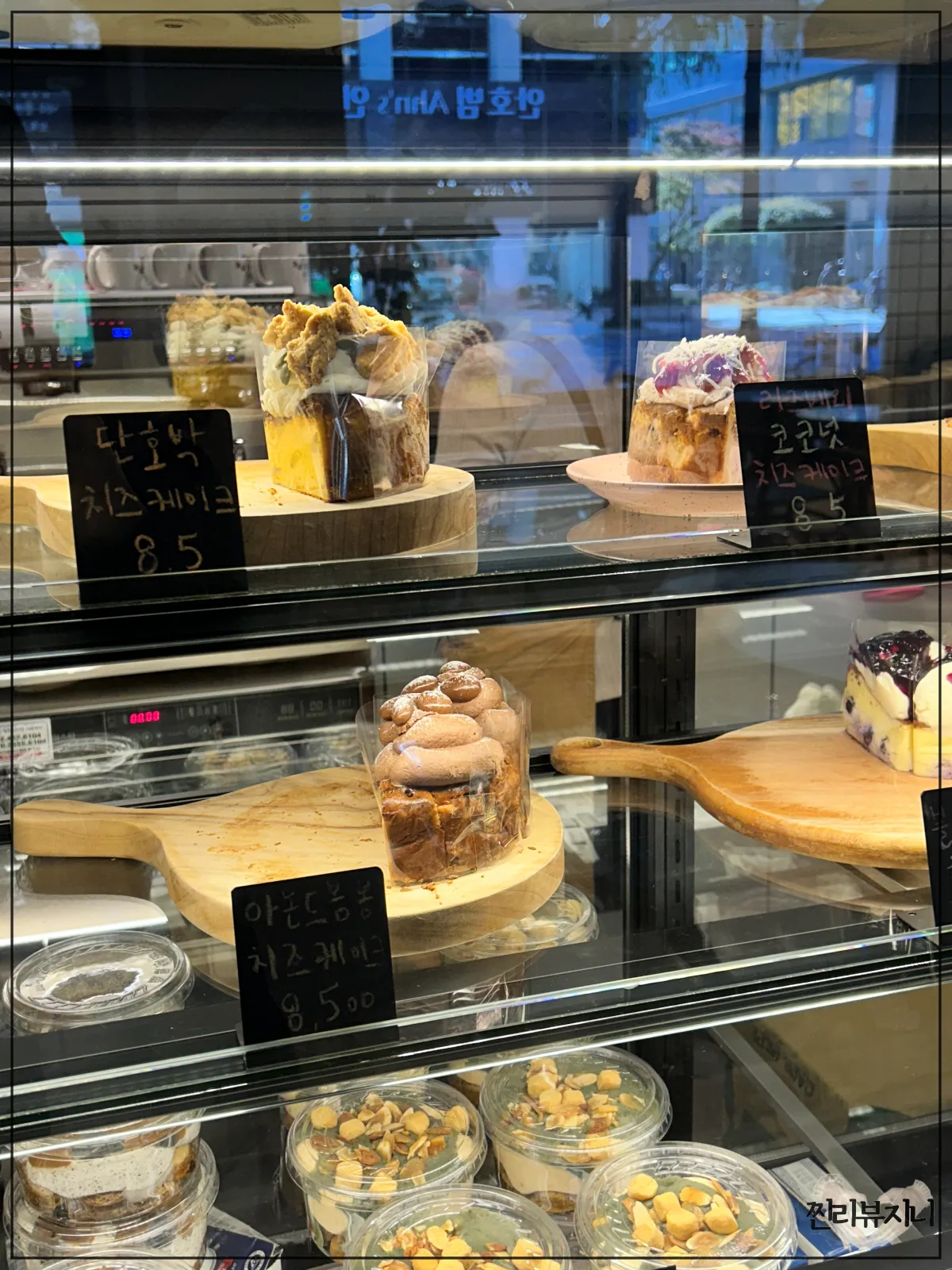 쇼케이스에-진열되어-있는-여러가지-맛의-케이크2