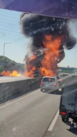 차량 폭발로 대형 화재 번져