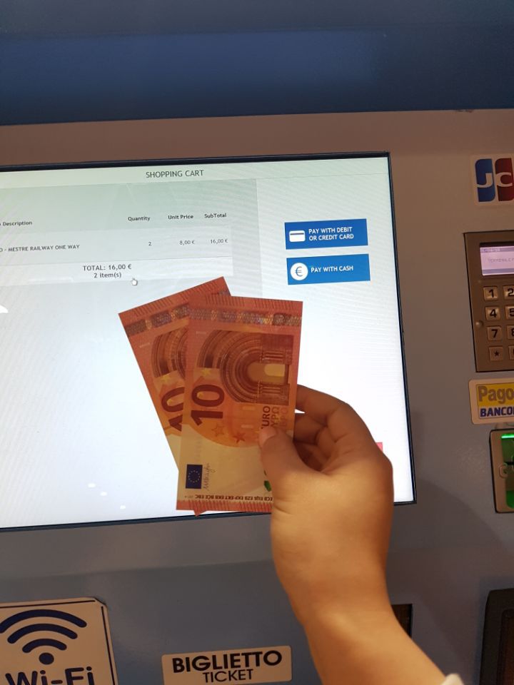 발급기가 좋아하는 현금을 투입합시다.