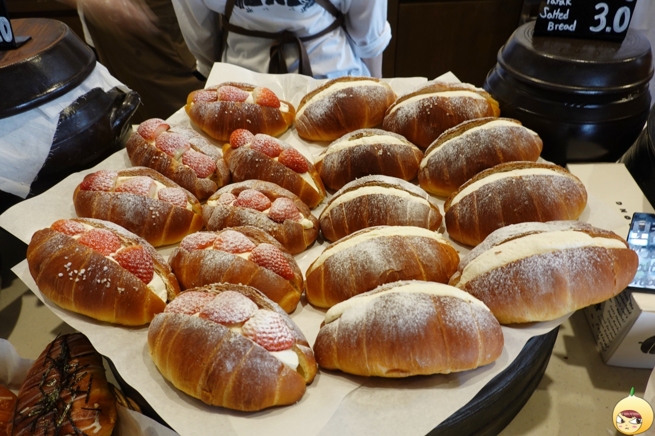 딸기타락 &amp; 타락크림 소금빵