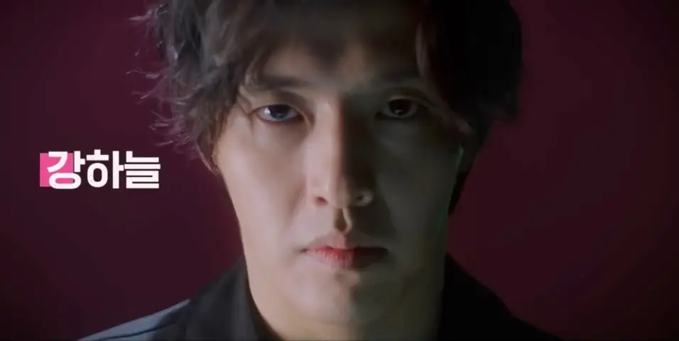 오징어게임2-
보라색 배경 갈색 웨이브 머리 강하늘의 비장한 표정