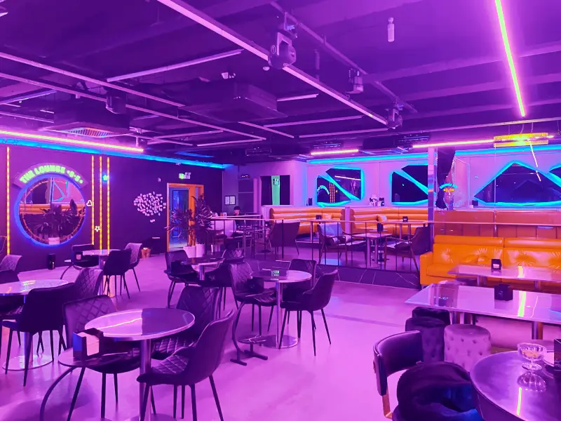 실내 테이블 모습 화려한 조명이 특징인 모습