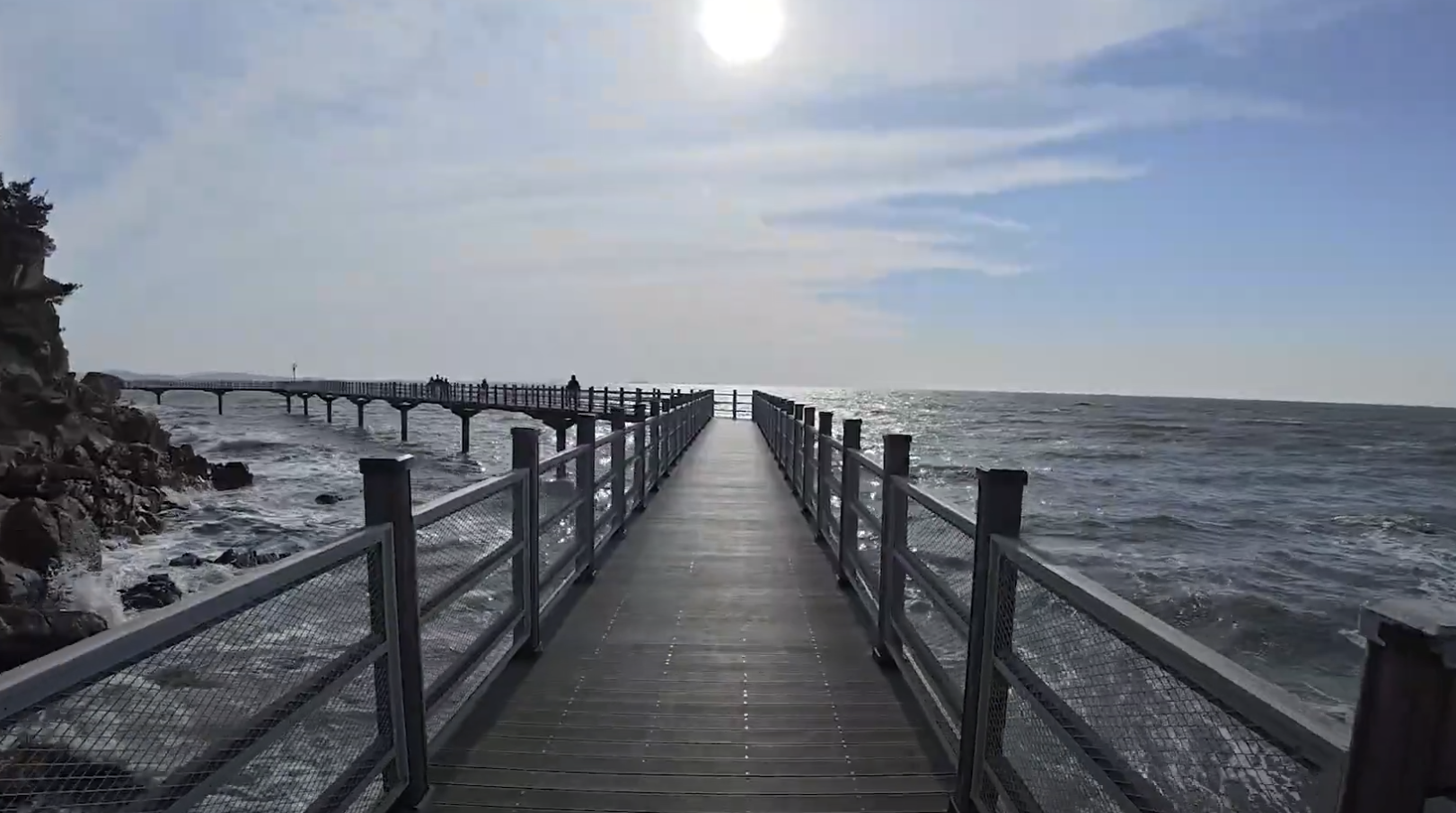 해상관광탐방로(스카이워크)가 쫙 바다 위에 뻗어 있는 모습