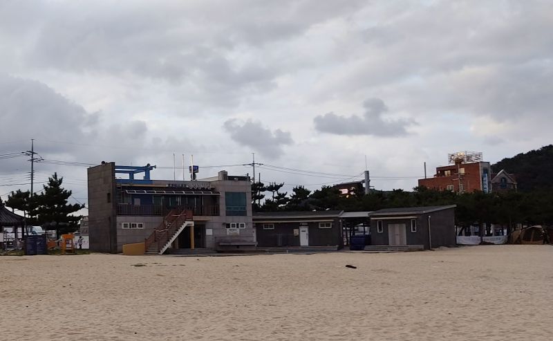 후포해수욕장의 화장실 전경 깔끔 한 외관