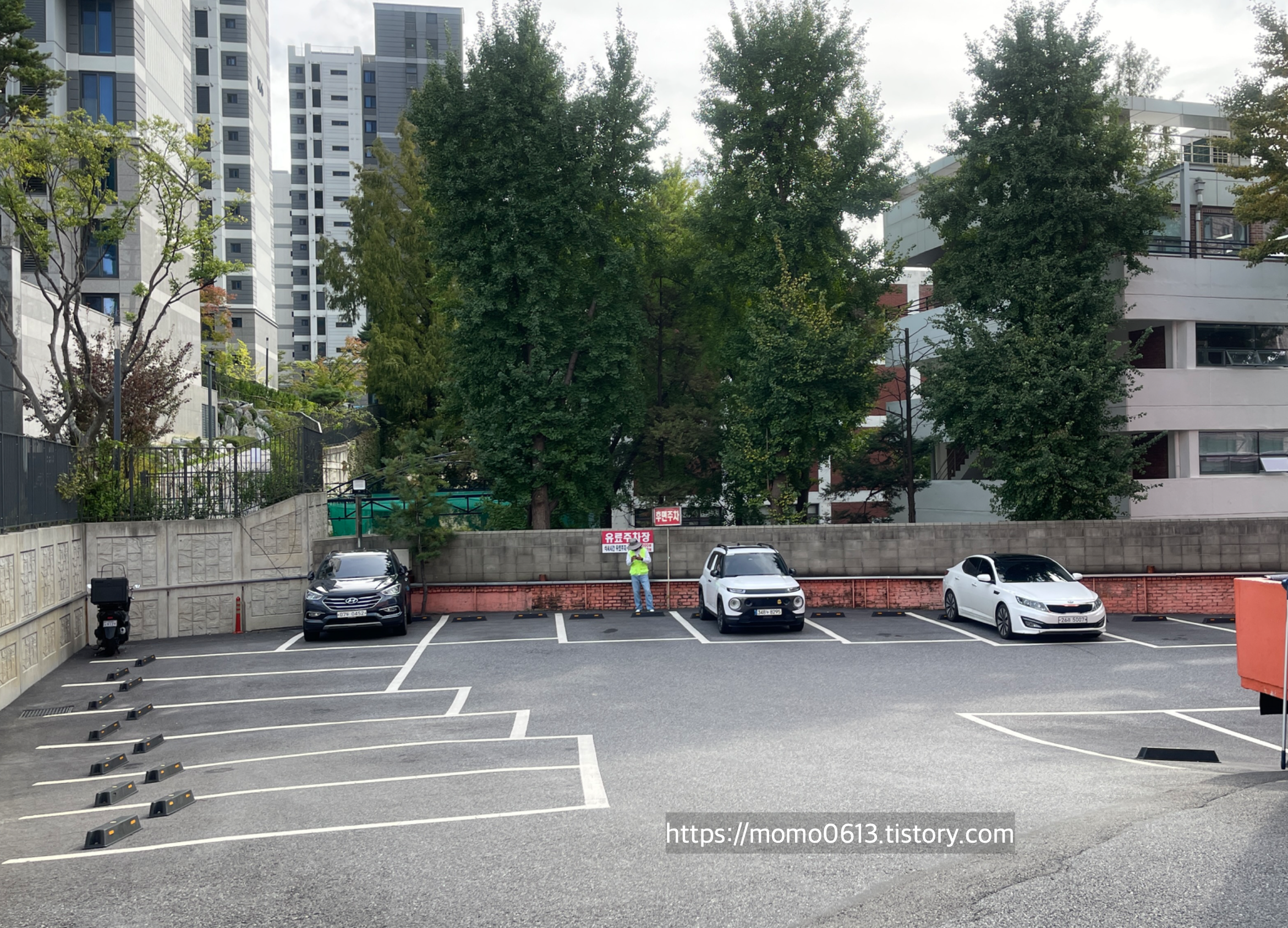 전용주차장 안내 및 넓은 주차장