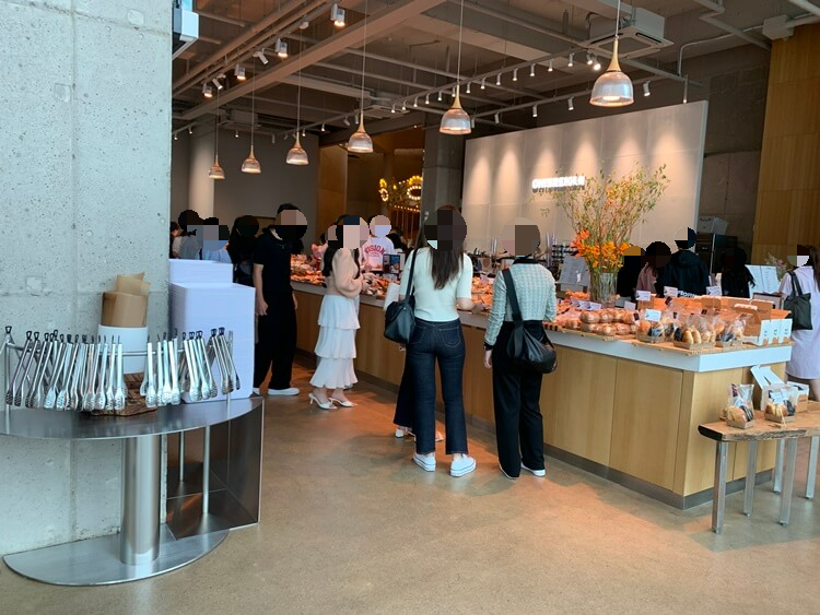 쟁반 및 집게 있는 위치