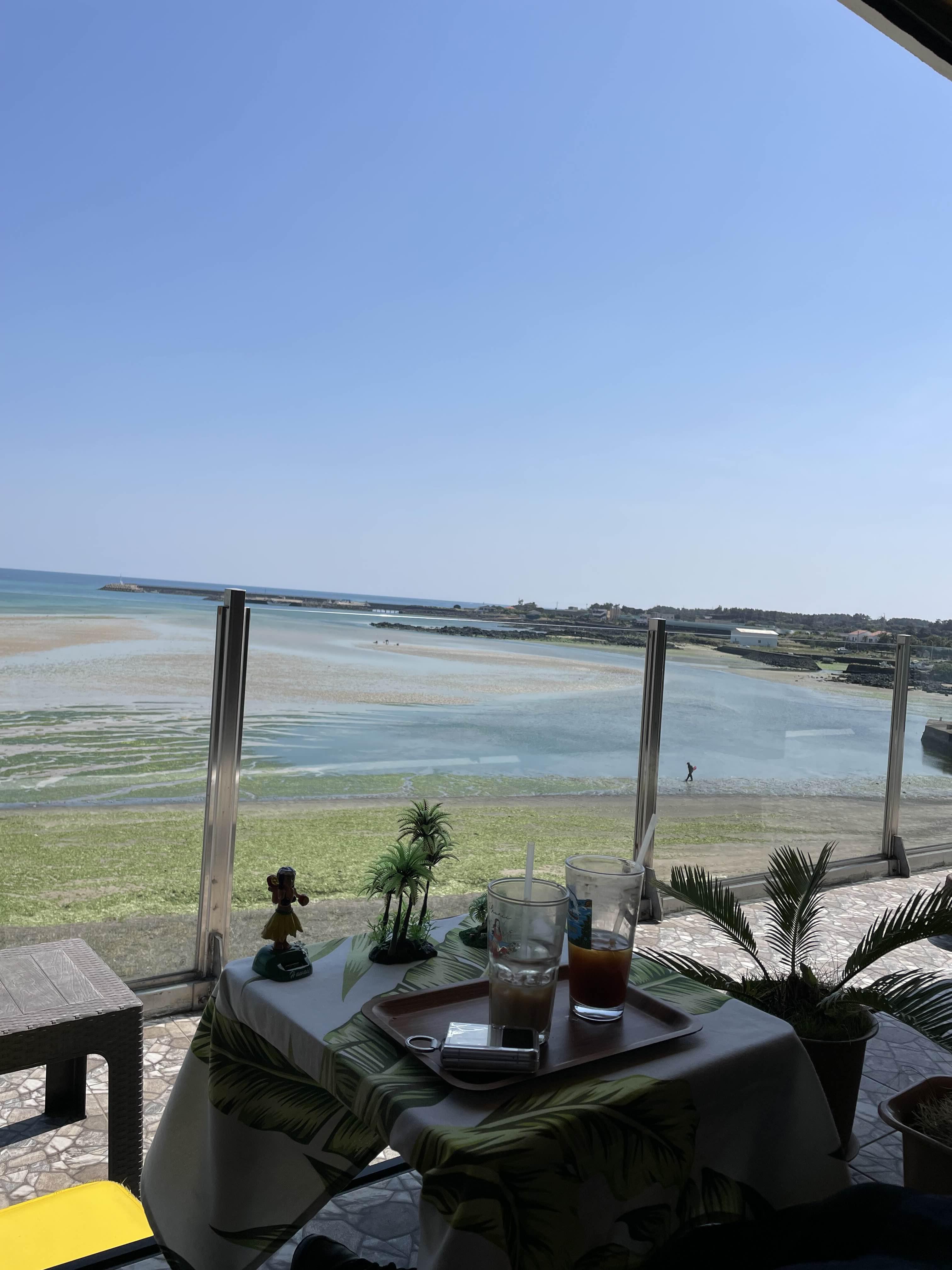 커피와 오션뷰 사진