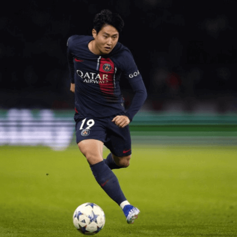 골을 몰고 드리블하며 달리는 이강인