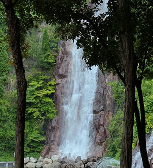 서울 도심 속 인공폭포 명소에서 여름 즐기기