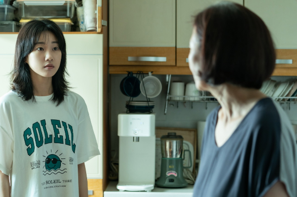 영화-딸에-대하여-하윤경-오민애-스틸컷