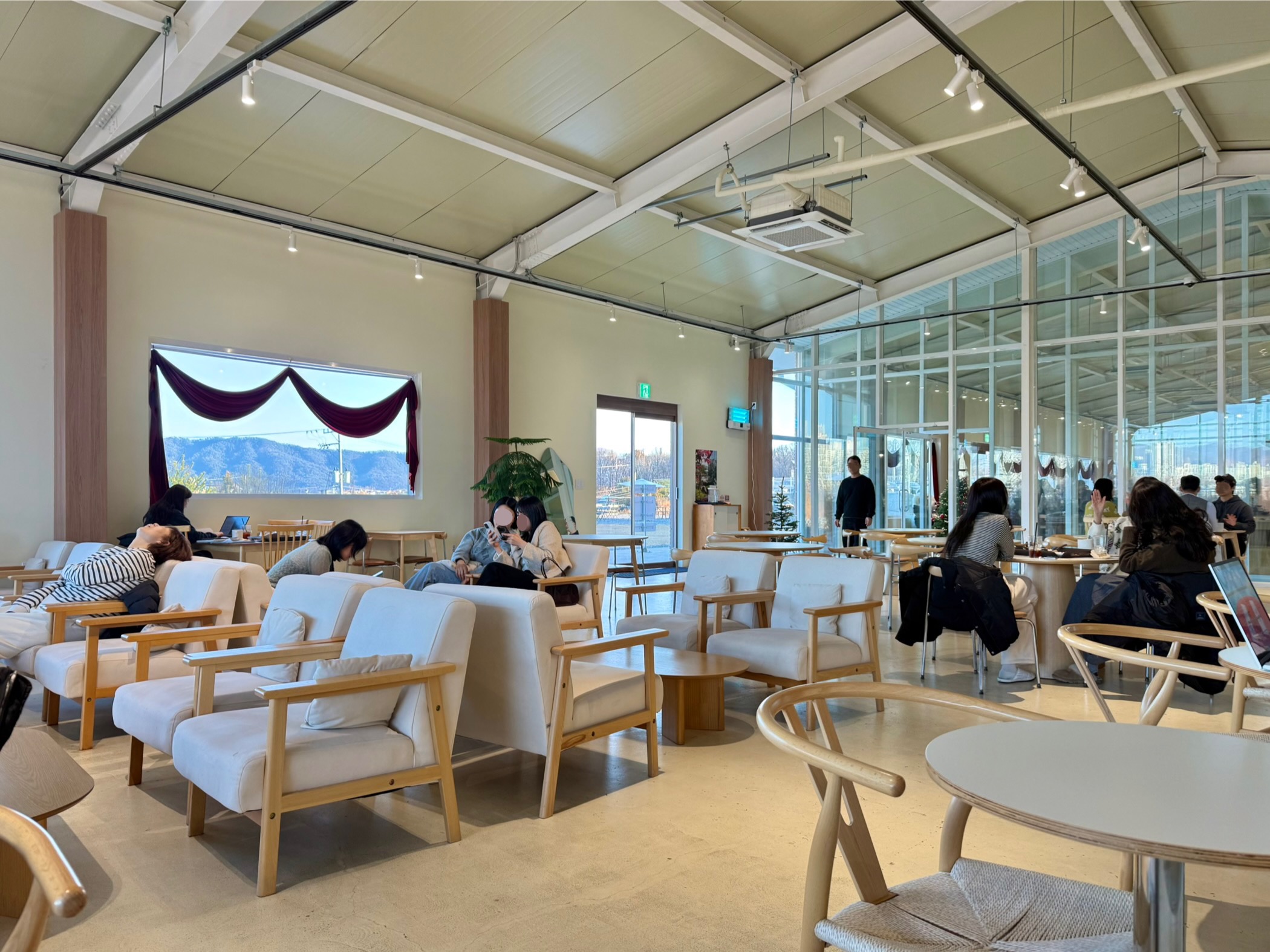 문버드의 B홀 노키즈존 내부 전경 이미지