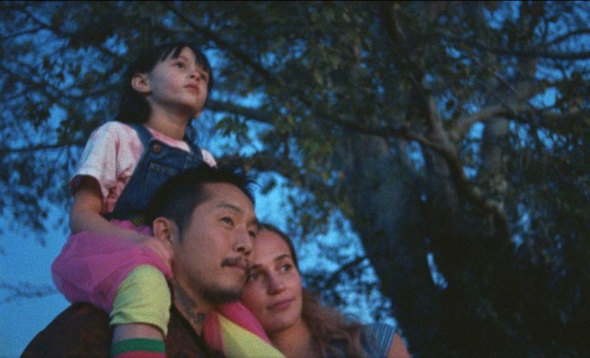 가족이 모두 먼 곳을 바라보는 모습