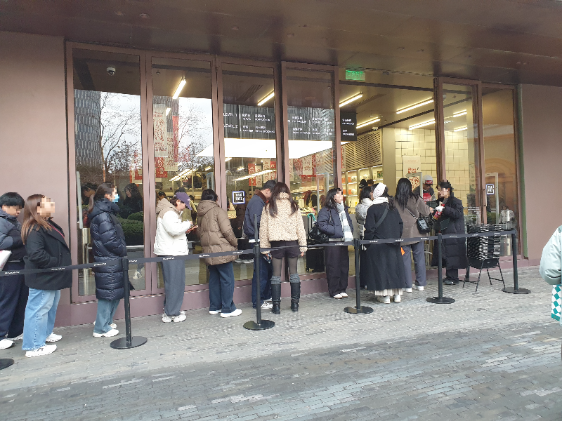 하매이 앞 긴 대기줄. 관광객 뿐만 아니라 현지인들도 많다.