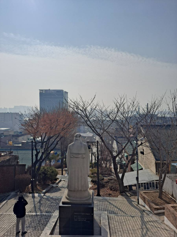 계단에서 인천바다를 보다