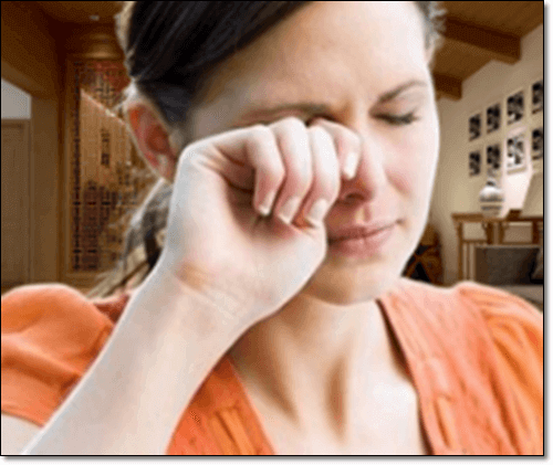 눈 비비는 여성