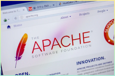 PC 디스플레이에 표시된 Apache 웹사이트 홈페이지, url - Apache.org.