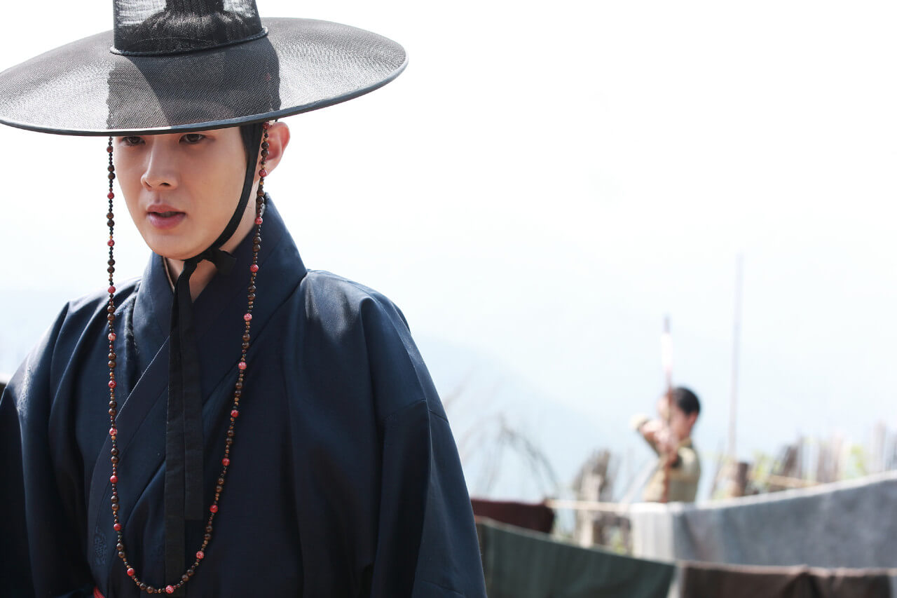 자신의 뒷 편에 활을 겨누고 있는 윤명 때문에 얼어있는 허 선전관