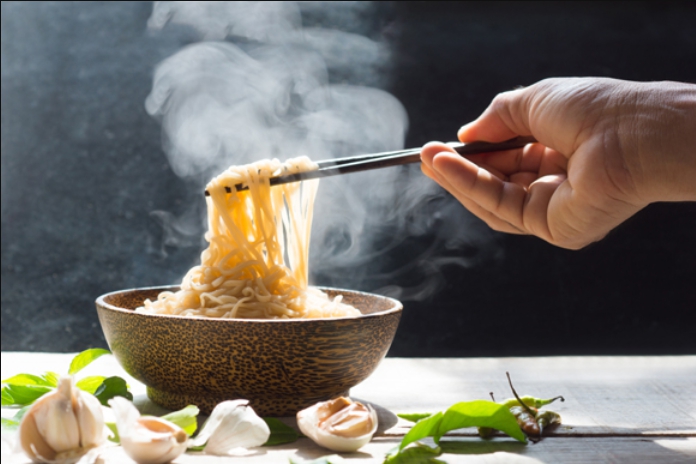 2020년 복날에 먹는 음식들과 삼복더위의 의미를 알려주는 이미지로 각종 피서지와 피서방법 보양음식이 담겨있다.