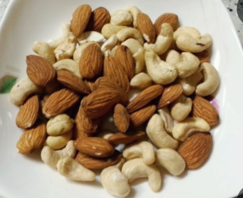 아몬드 한 줌 이미지