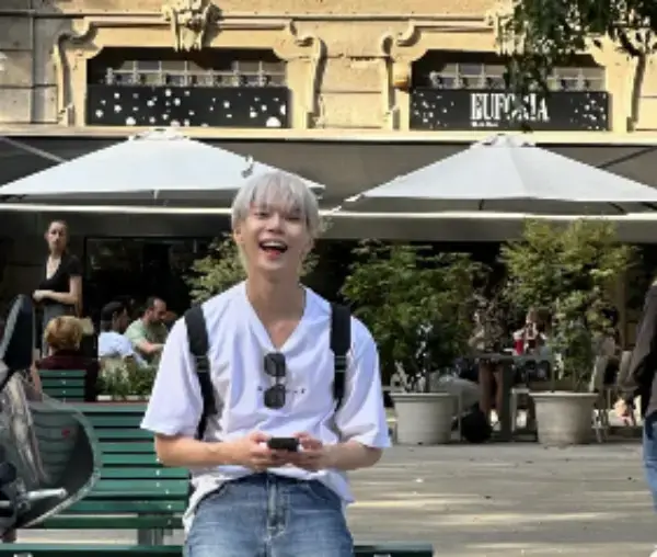 가수-도영-사진