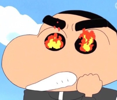 짱구는 못말려의 주인공인 짱구가 주먹을 불끈 쥐며 눈에는 불꽃이 이는 모습의 사진이다.