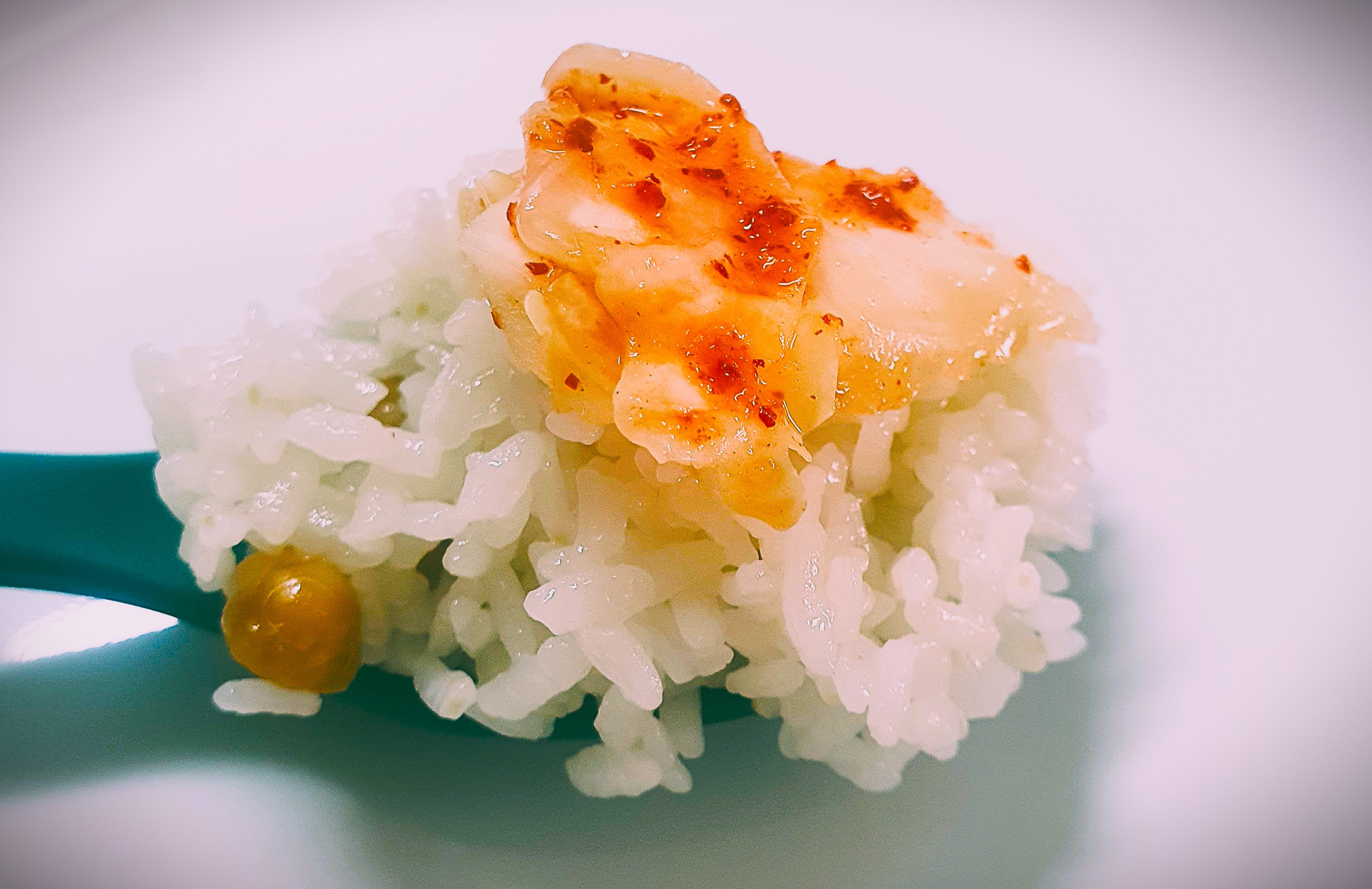 갓 지은 밥에 얹은 양배추김치 한입