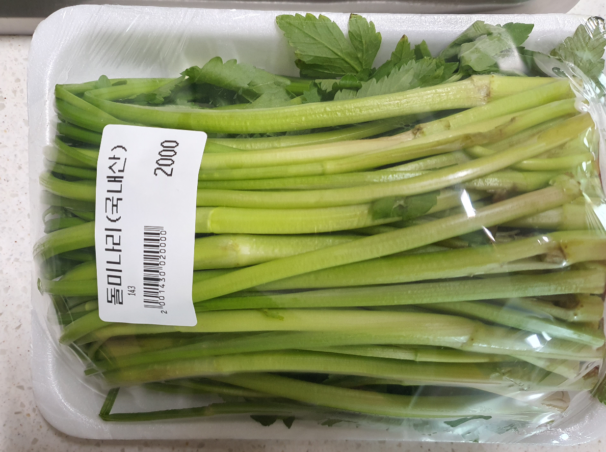 향긋한-미나리는-국수의-재료로-어울립니다.