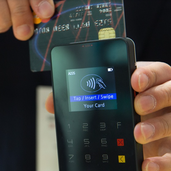 단말기에 카드 결제를 하고 있는 남성