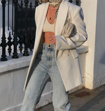 배 노출 톱 + 오버사이즈 흰 재킷