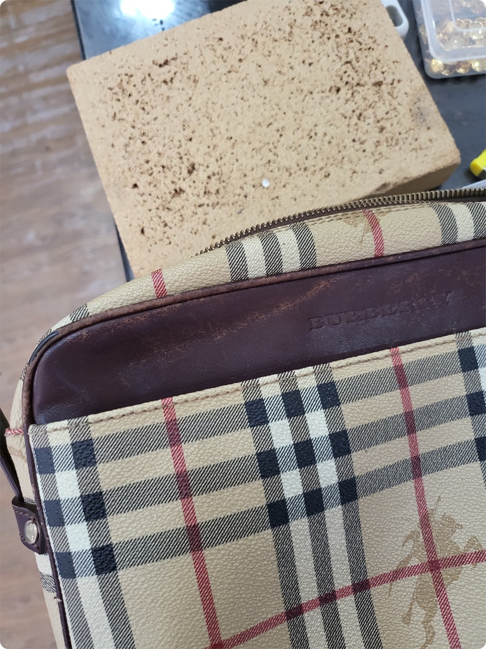 가방 긁힘
