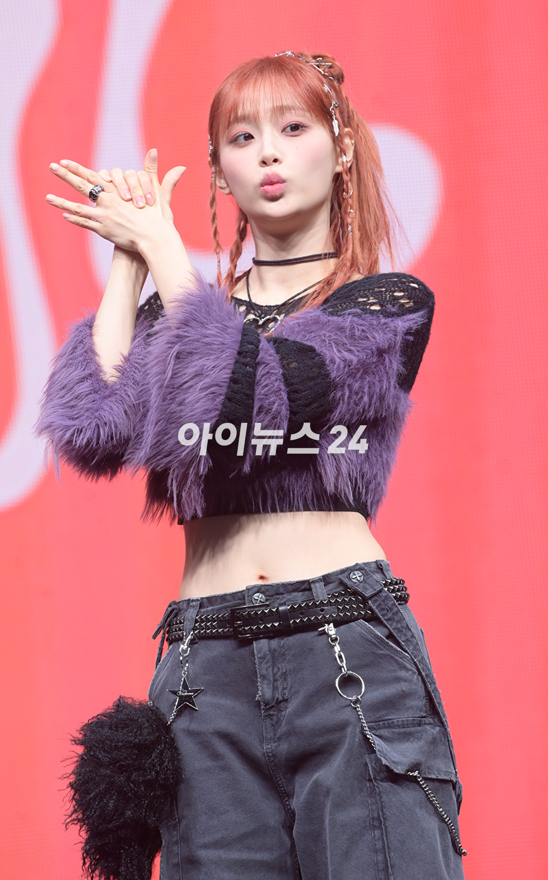 가수 츄가 18일 오후 서울 광진구 예스24라이브홀에서 열린 츄(CHUU) 첫 번째 미니앨범 &#39;하울&#39; 발매 기념 쇼케이스에서 타이틀곡 &#39;하울&#39; 무대를 선보이고 있다. [사진=정소희 기자]