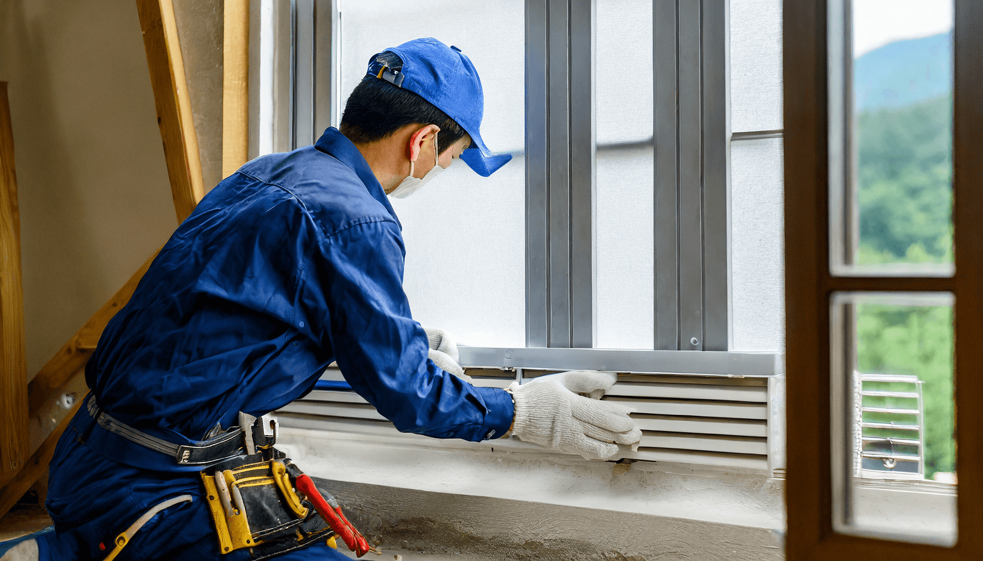 주거급여 신청 자격 창문 공사 하는 인부