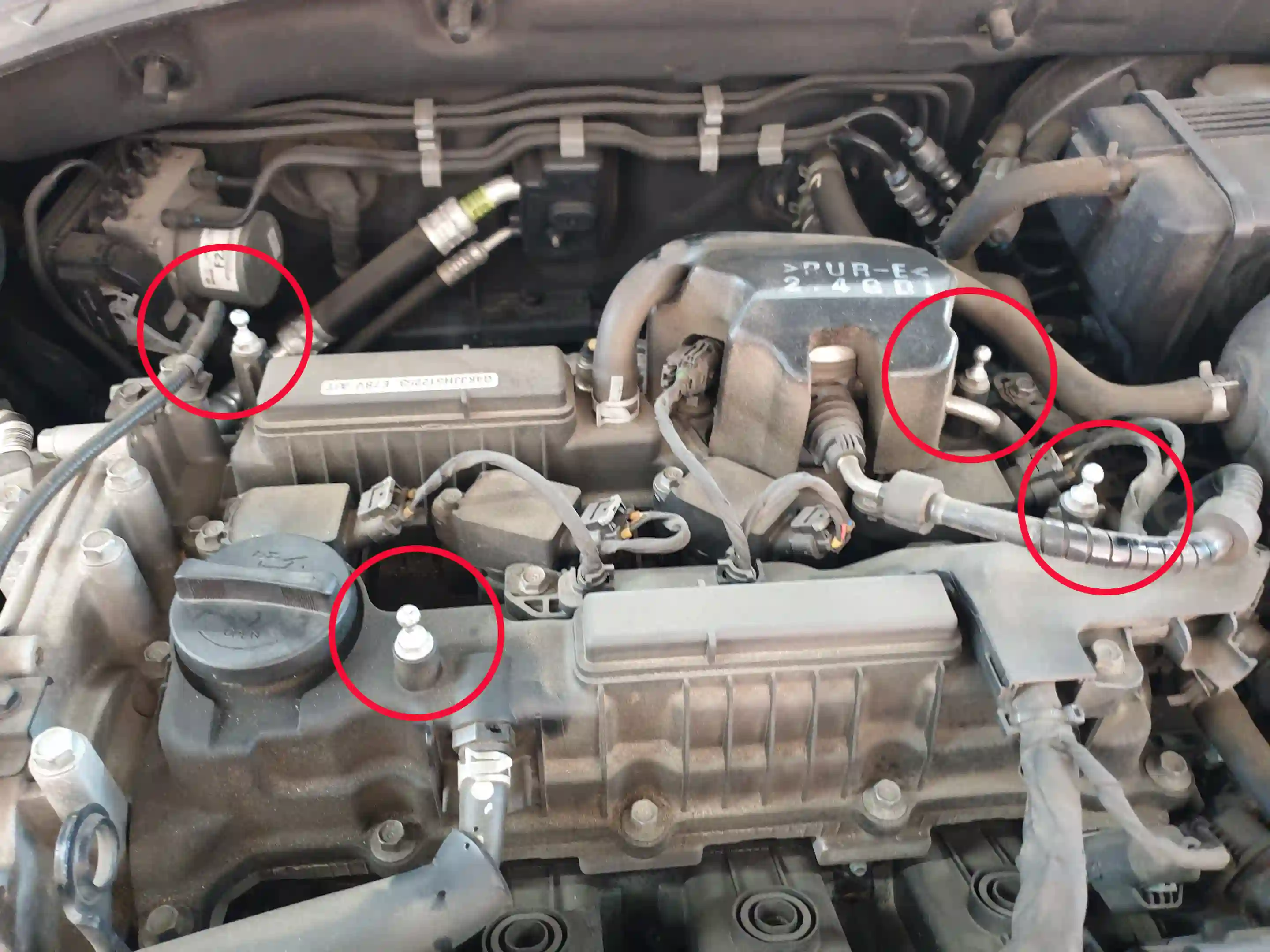 엔진 커버 결합 부위 - 엔진