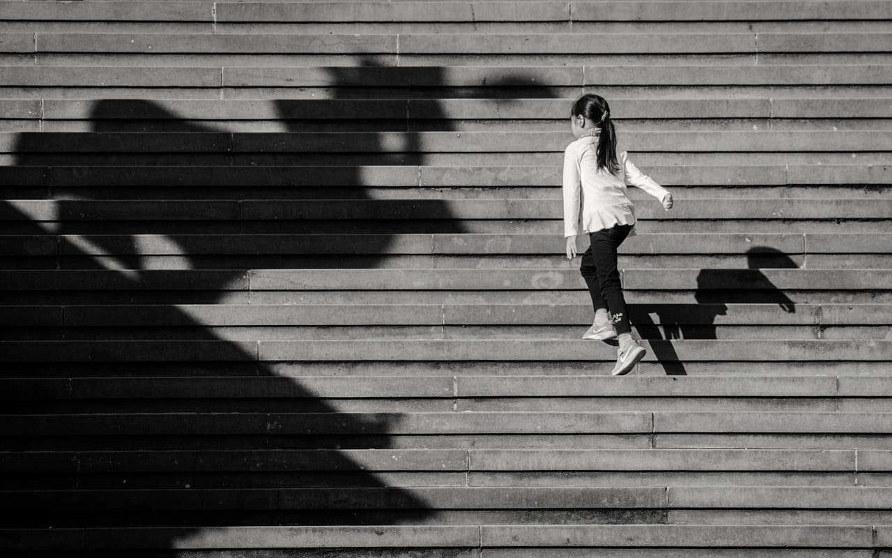 계단을 오르는 소녀