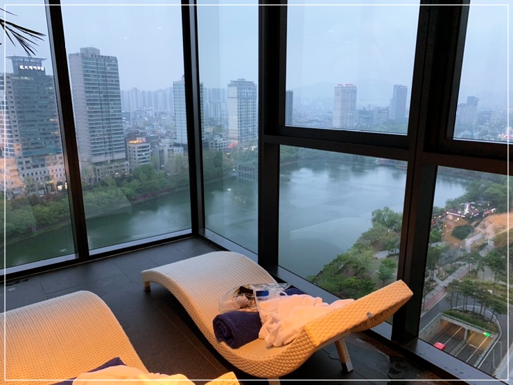 호캉스-소피텔앰배서더-수영장-17