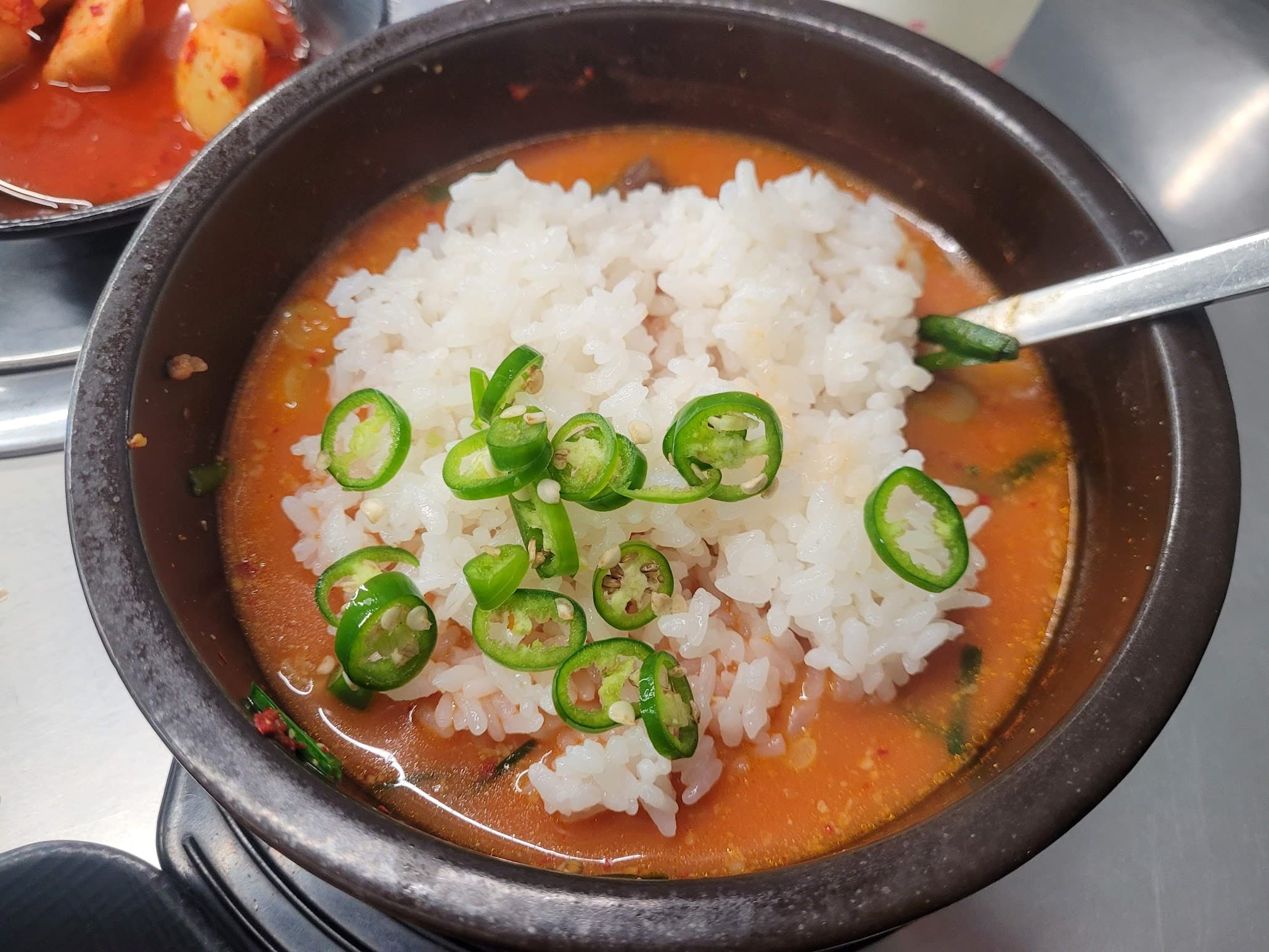 밥과 청양고추를 넣은 순대국물