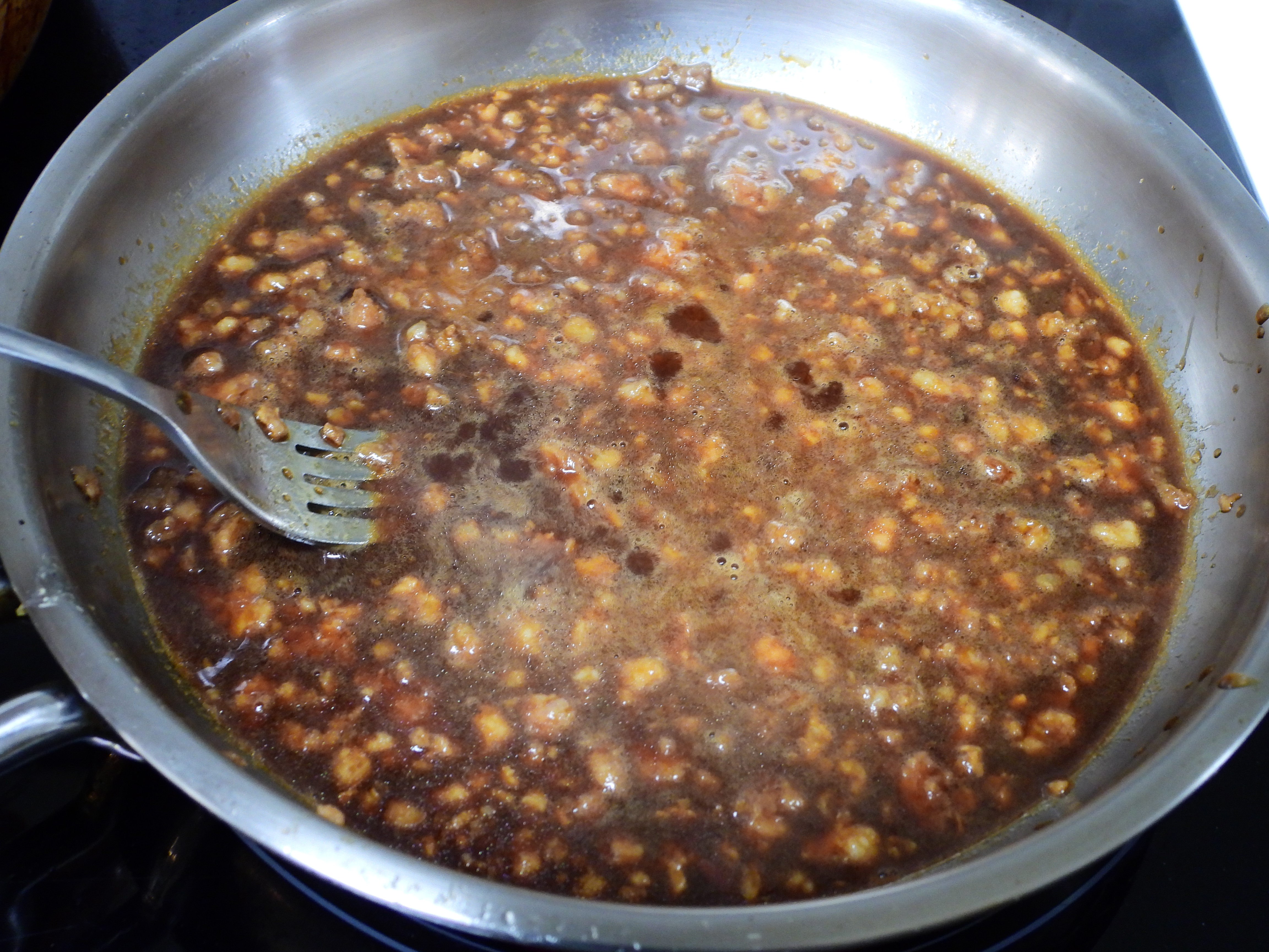 돼지고기 뭉치지 않게 잘 풀어주기