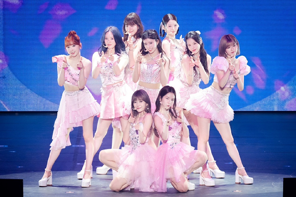 걸그룹 NiziU(니쥬)가 일본 사가 아레나에서 두 번째 단독 투어에서 공연하고 있다. [사진=JYP엔터테인먼트&#44; Sony Music Lables Inc. (Japan)]