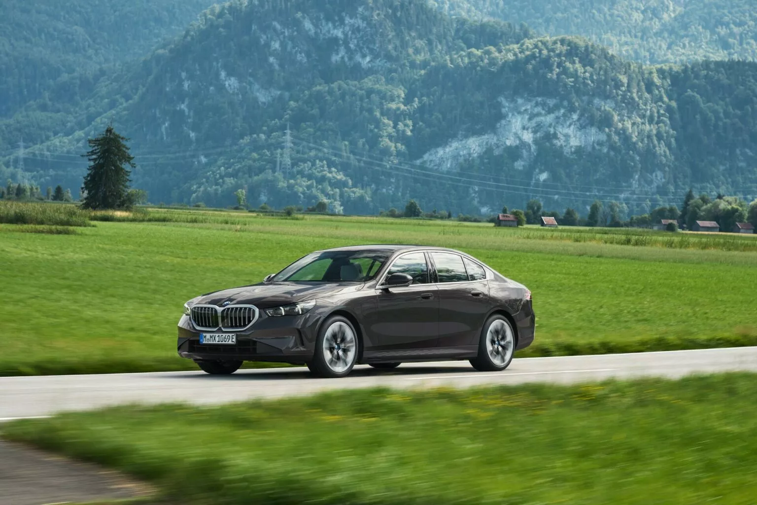 BMW 뉴 530e 주행중인 모습