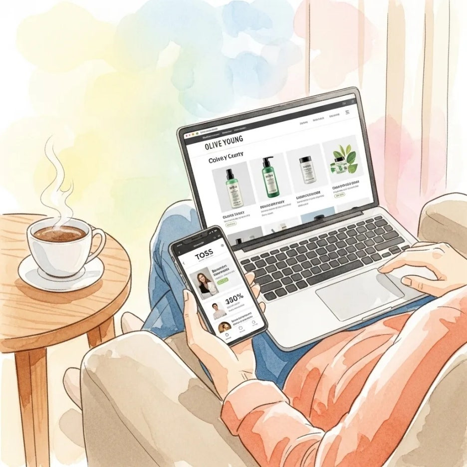 노트북과 스마트폰으로 올리브영 쇼핑 정보 비교하는 모습