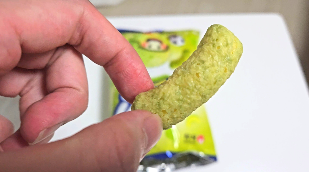 멜론향 과자 메론킥의 겉표면 질감과 색감이 잘 보이는 근접 사진