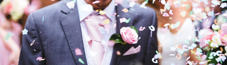 어깨 아래로 만 찍힌 결혼식과 폭죽 사진