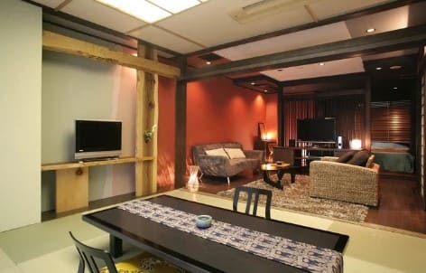 일본식 방에 좌식 테이블과 좌식 의자가 설치되어 있다.