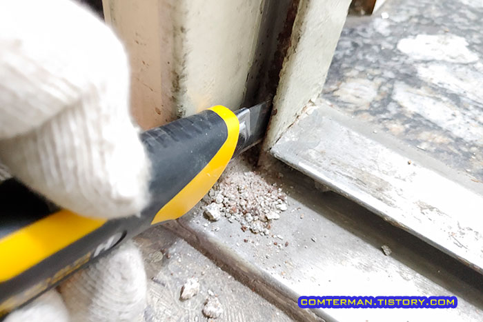 현관문 고무 패킹 홈 청소