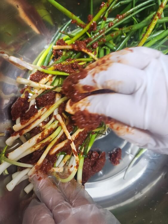 파에 양념 버무리기